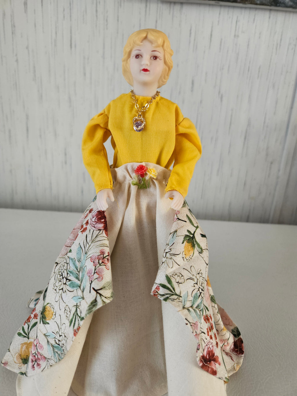 Lady in Yellow/Cream