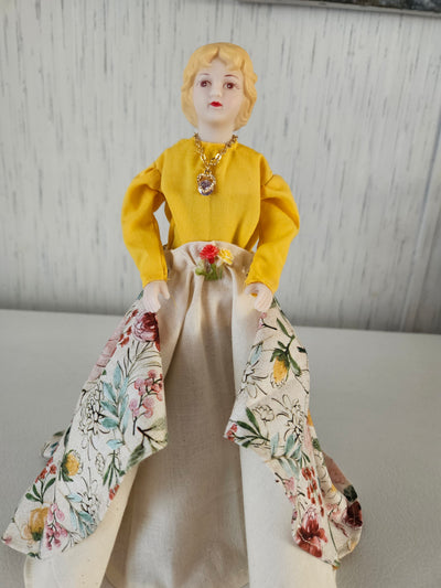 Lady in Yellow/Cream