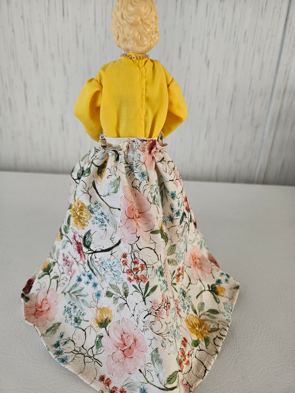 Lady in Yellow/Cream