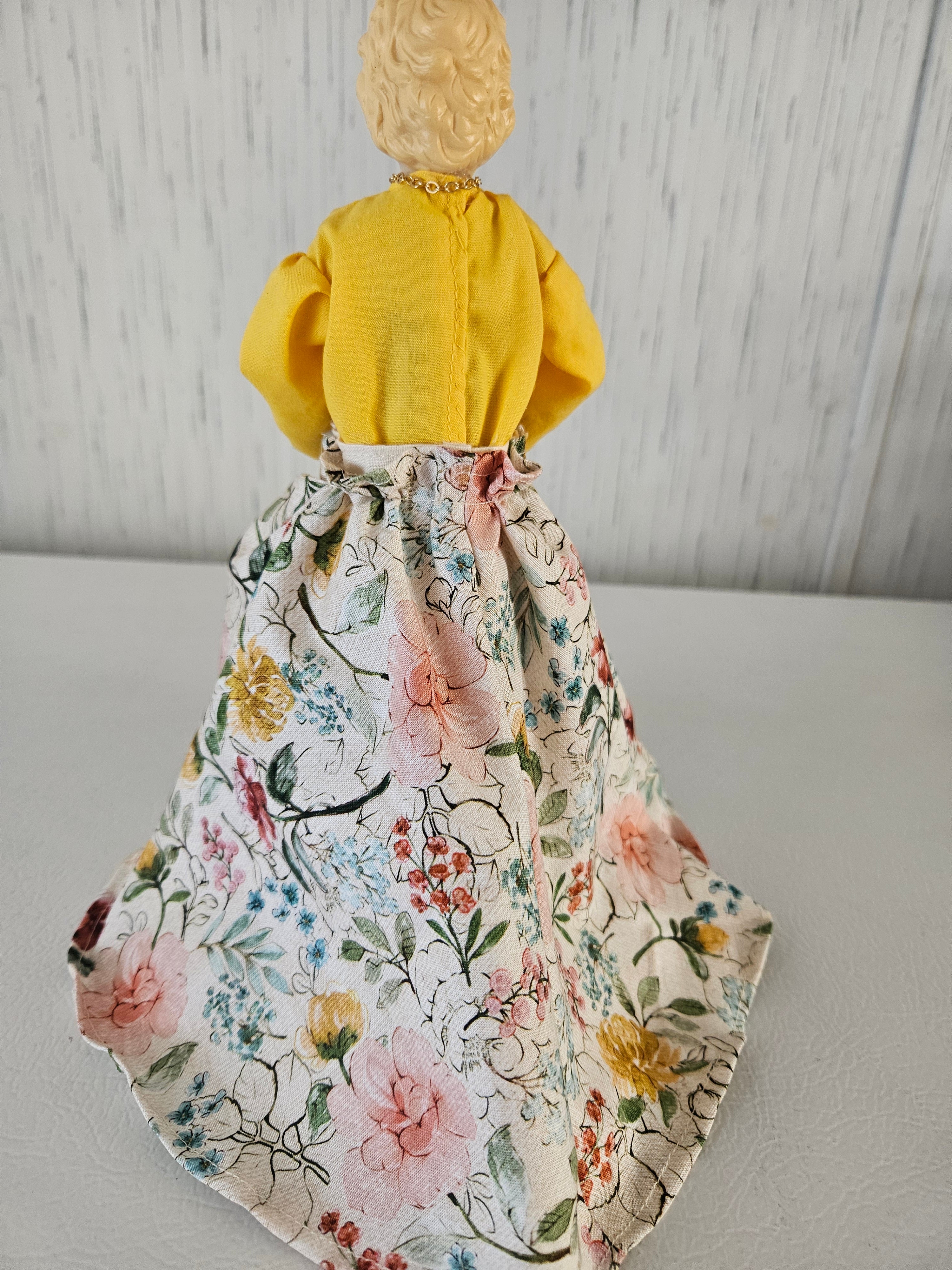 Lady in Yellow/Cream